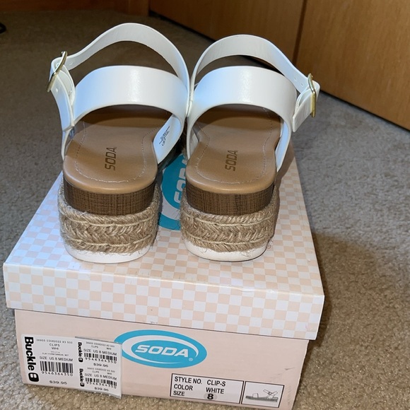 Soda Clips Flatform Sandal - Picture 5 of 8